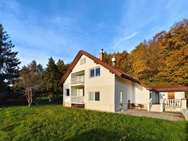 VÝNIMOČNÁ PONUKA – PRIESTRANNÁ MUROVANÁ CHATA S CELOROČNÝM VYUŽITÍM PRI VODNEJ PLOCHE BUKOVEC